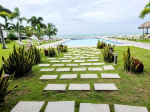 Fantastic Beach condo with pool and mountain views