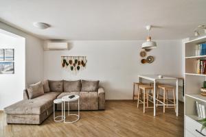 Central flat Wi-Fi & streaming