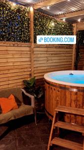 Sèid Bò - Sleeps 6 -Private 6 Person wood burning HotTub