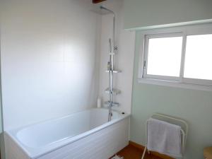 Maisons de vacances Maison familiale 8 personnes a 100m de la plage avec jardin et parking - FR-1-639-38 : photos des chambres