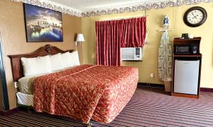 Deluxe King Room - Non-Smoking room in Relax Inn Vinita