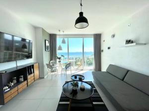 *SUN SCAPE Beachfront Studio by Casa Paraiso*