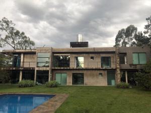 Chácara com jardim e piscina no alto da serra
