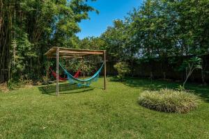 Chácara com jardim e piscina no alto da serra