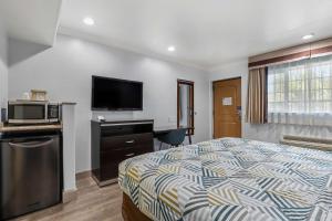 Deluxe King Room - Non-Smoking room in Motel 6 Carlsbad Ca- North