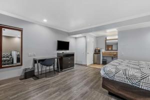 King Room with Roll-in Shower - Disability Access - Non-Smoking room in Motel 6 Carlsbad Ca- North