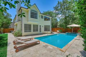 Woodlands Contemporary 4BR3Bath with heated Pool and Spa