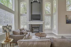 Woodlands Contemporary 4BR3Bath with heated Pool and Spa