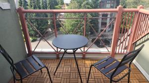 Bright Whistler Village Getaway w pool & hot tub
