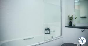 Penthouse - Amazing City Skyline Views - Free Parking - Balcony - Utilita Arena - New St Station - Bullring Shopping