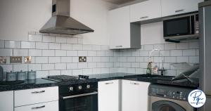 Penthouse - Amazing City Skyline Views - Free Parking - Balcony - Utilita Arena - New St Station - Bullring Shopping