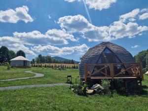 4 Żywioły - całoroczne domki kopułowe w górach