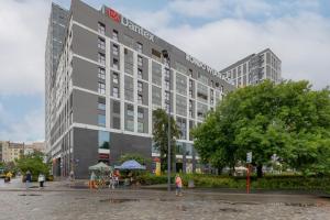 Rondo Wiatraczna Apartment with Parking by Renters