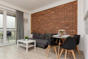 Rondo Wiatraczna Apartment with Parking by Renters