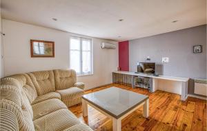Maisons de vacances Nice Home In Decazeville With Wifi And 2 Bedrooms : photos des chambres