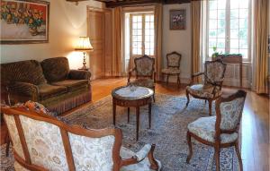 Maisons de vacances 7 Bedroom Awesome Home In Charlieu : photos des chambres