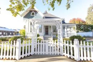 Historic Luxury Queen Anne Victorian - 伍德兰
