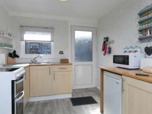 Comfortable 2 Bed Riverside Chalet near Snowdonia - Pass the Keys