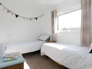 Comfortable 2 Bed Riverside Chalet near Snowdonia - Pass the Keys