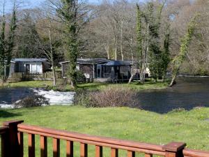 Comfortable 2 Bed Riverside Chalet near Snowdonia - Pass the Keys
