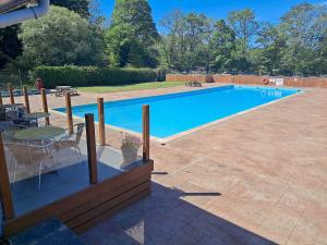 Comfortable 2 Bed Riverside Chalet near Snowdonia - Pass the Keys