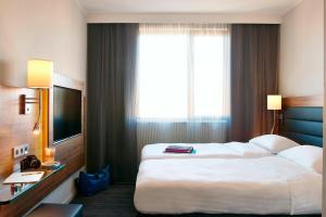 Moxy Twin Sleeper, Guest room, 2 Twin/Single Bed(s) room in Moxy Frankfurt Airport