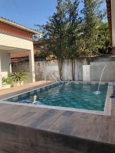 Casa espaçosa com Piscina e Churrasqueira 2 dorm