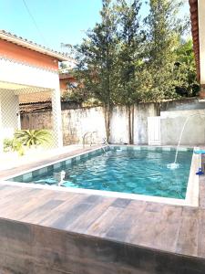 Casa espaçosa com Piscina e Churrasqueira 2 dorm