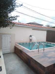 Casa espaçosa com Piscina e Churrasqueira 2 dorm