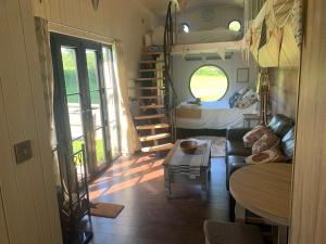 Oak Tree Lodge: Unique 2 level Shepherds Hut: Dartmouth