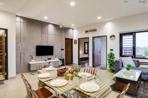 StayVistas La Villa Farm - Tranquil Retreat with Outdoor Pool, Games & Terrace