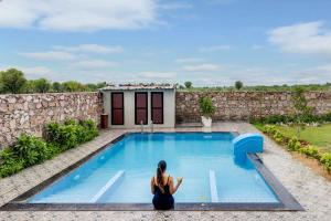 StayVistas La Villa Farm - Tranquil Retreat with Outdoor Pool, Games & Terrace