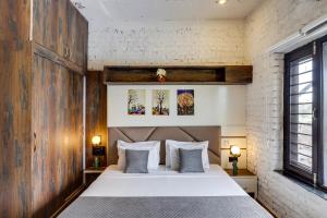 StayVistas La Villa Farm - Tranquil Retreat with Outdoor Pool, Games & Terrace