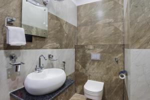 StayVistas La Villa Farm - Tranquil Retreat with Outdoor Pool, Games & Terrace