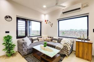 StayVistas La Villa Farm - Tranquil Retreat with Outdoor Pool, Games & Terrace