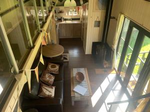 Oak Tree Lodge: Unique 2 level Shepherds Hut: Dartmouth