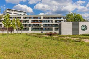 Metro Targówek Spacious Apartment with Parking by Noclegi Renters