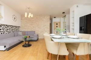 Metro Targówek Spacious Apartment with Parking by Noclegi Renters