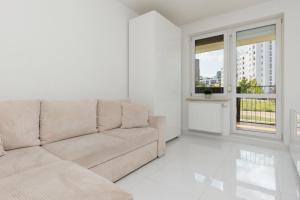 Metro Targówek Spacious Apartment with Parking by Noclegi Renters