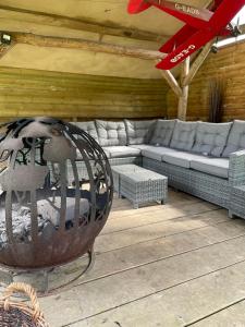 Oak Tree Lodge: Unique 2 level Shepherds Hut: Dartmouth