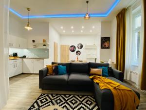 Chic City Center Studio with AC - Tropical House