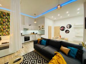Chic City Center Studio with AC - Tropical House