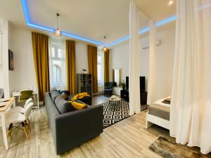 Chic City Center Studio with AC - Tropical House