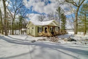Cozy Lakeside Cottage Pontoon, Kayaks, Grill - Newaygo