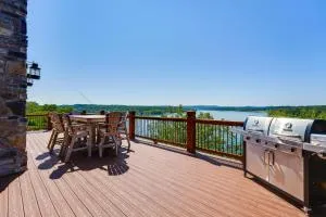 Luxe Table Rock Lake Vacation Rental with Hot Tub! - Lampe