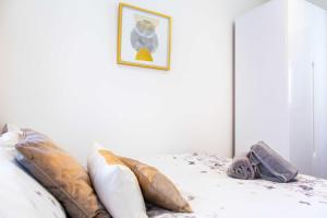 Executive 2 Bed Apartment with Free Parking by Amazing Spaces Relocations Ltd