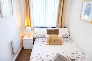 Executive 2 Bed Apartment with Free Parking by Amazing Spaces Relocations Ltd