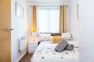 Executive 2 Bed Apartment with Free Parking by Amazing Spaces Relocations Ltd