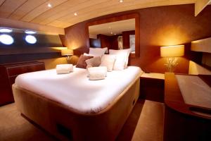 Bateaux Yacht idealement situe au coeur du Vieux-Port : photos des chambres