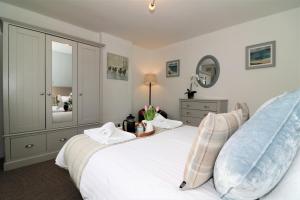 Signature - Gordon House